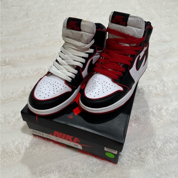 Jordan 1 Retro High
Bloodline (GS) SIZE 4 - Picture 1 of 12